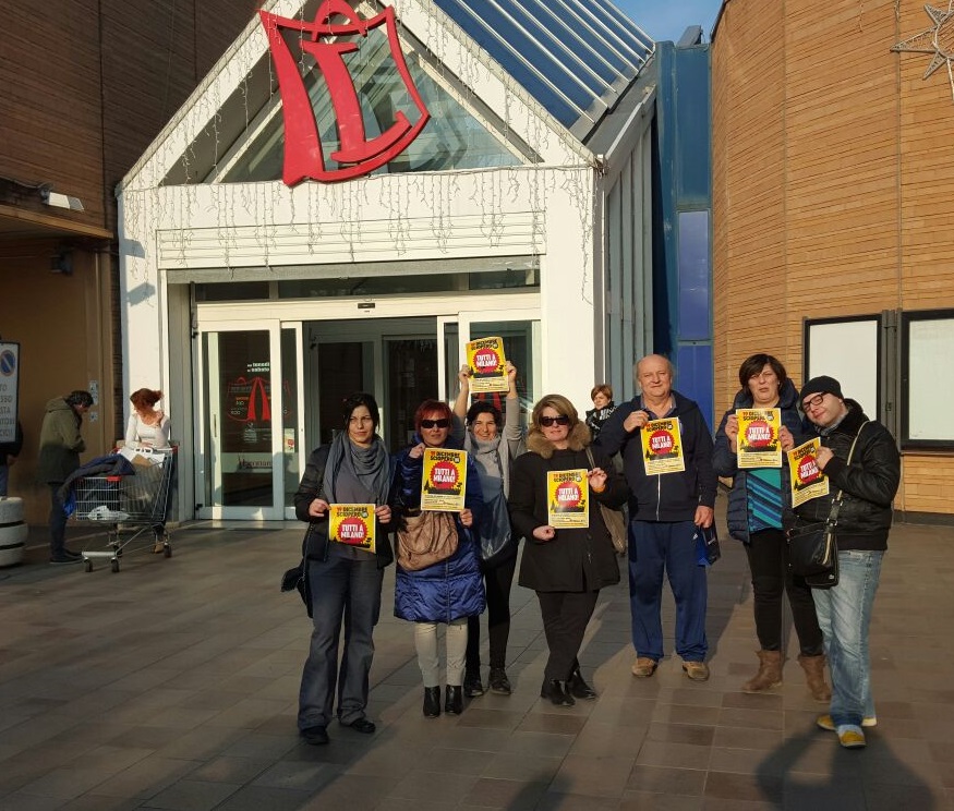 Volantinaggio dei dipendenti di Coop Adriatica all'ingresso del Centro Leonardo