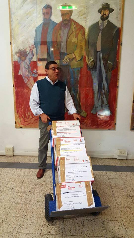 Domenico Giagnacovo, segreteria Cgil Imola, consegna scatoloni di moduli firmati